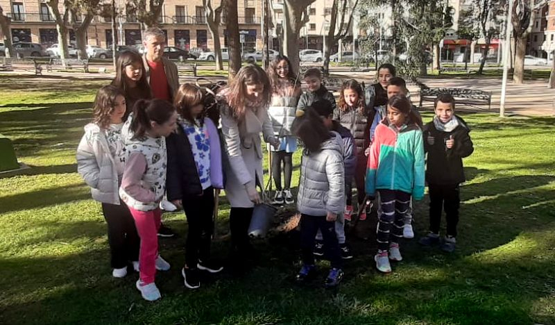 La apuesta verde de Salamanca aumenta con la plantación de 184 olmos