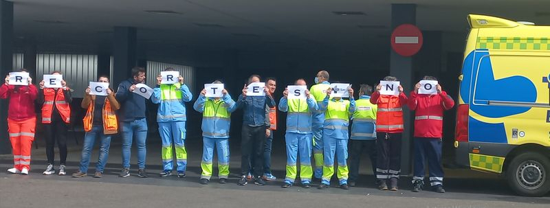 Los trabajadores del transporte sanitario se concentran para defender sus derechos