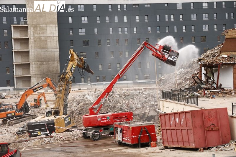 Máquinas a pleno rendimiento para completar el derribo del viejo Hospital