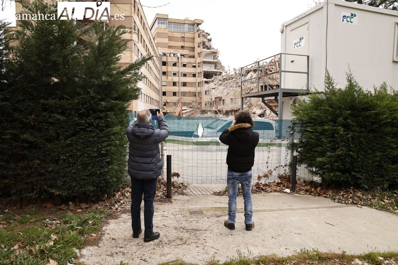 El derribo del viejo hospital atrae a curiosos