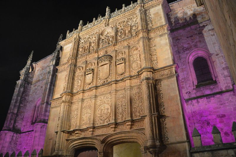 La Universidad de Salamanca celebra el 8-M con una iluminación especial para su Fachada de las Escuelas Mayores
