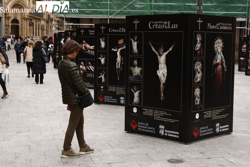 ‘Caras y cruces, la plaza del Liceo se transforma con retratos de nuestra Semana Santa