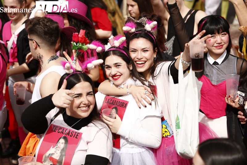 Divertido desfile de universitarios por las fiestas de Ciencias Sociales