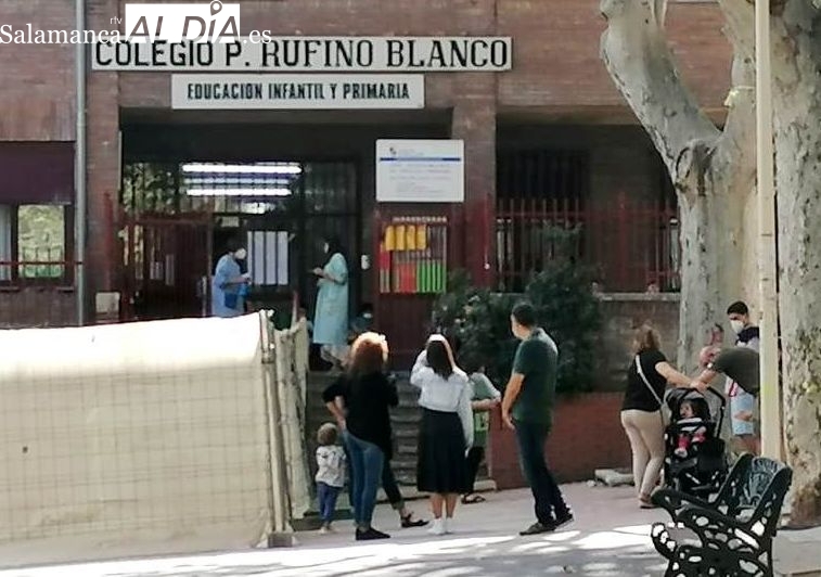Indignación entre familias del CEIP Rufino Blanco por la posibilidad de que sus hijos se queden sin plaza en el centro