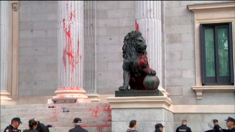 Ataque con pintura roja a la fachada del Congreso de los Diputados