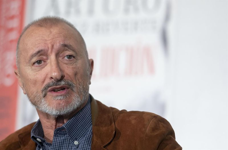 Pérez-Reverte acusa a la RAE de dar información sesgada e inexacta con la tilde en el adverbio solo