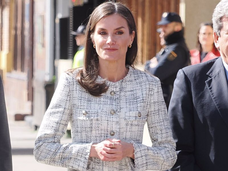 La Reina Letizia estrena la prenda estrella de esta primavera en su visita a Valladolid