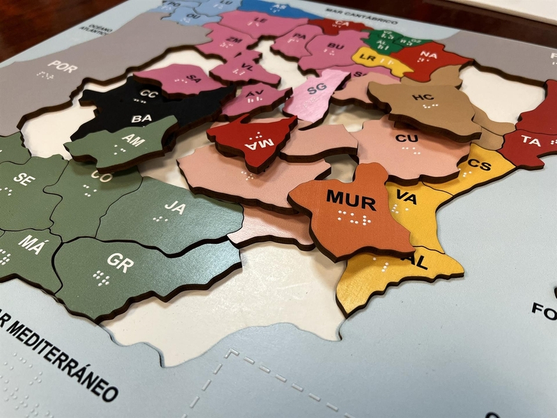 La ONCE lanza un mapa-puzle de España para escolares ciegos inclusivo, lúdico y sostenible