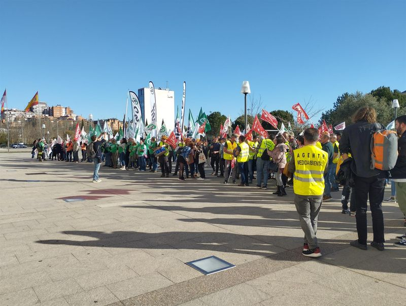 Cerca de 400 agentes medioambientales exigen ante las Cortes un operativo digno durante todo el año