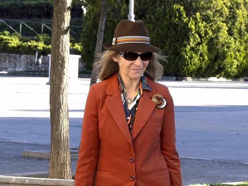 La Infanta Elena conquista la plaza de toros de Navalcarnero con un look primaveral