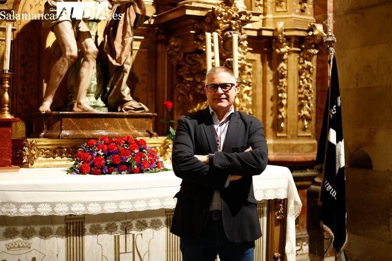 En cierto modo, la vida a todos nos flagela. La imagen transmite que hay que vivir con esperanza y optimismo