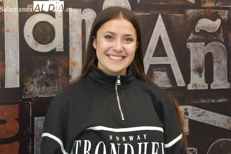 Celia, la salmantina menor de edad que se estrena como hermana de carga esta Semana Santa
