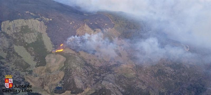 Tres helicópteros trabajan para atajar el incendio de Candelario 
