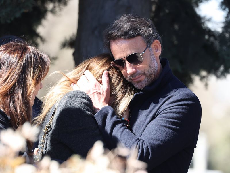 Lara Dibildos se despide de su madre arropada por sus seres más queridos