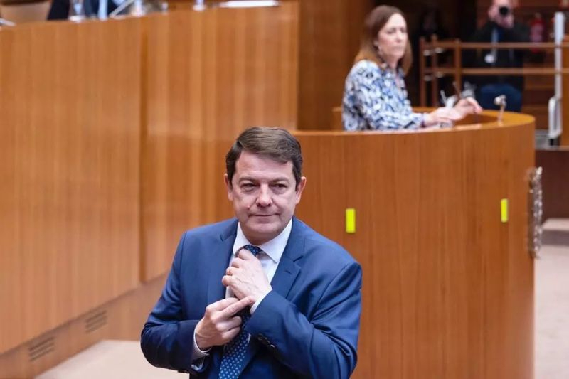 Polémica en las Cortes de CyL por la peineta de Mañueco