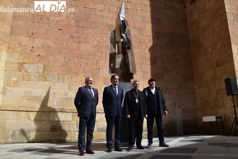 Salamanca estrena su escultura al ‘Cofrade’, de más de 4 metros y medio de altura