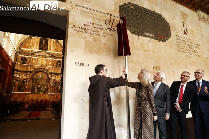 Santa Teresa, primera doctora honoris causa de la USAL, ya tiene su vítor