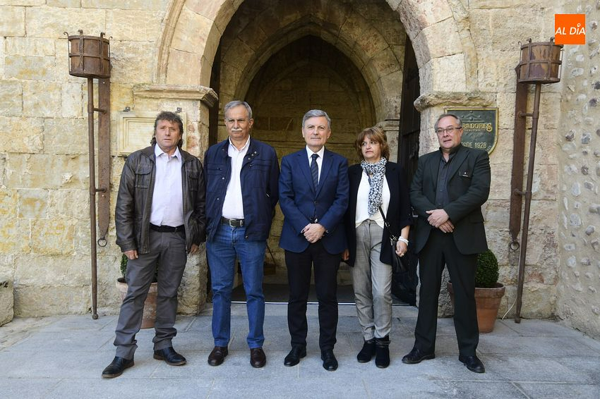 Paradores reconoce a 3 trabajadores de su establecimiento en Miróbriga con 33 años de antigüedad