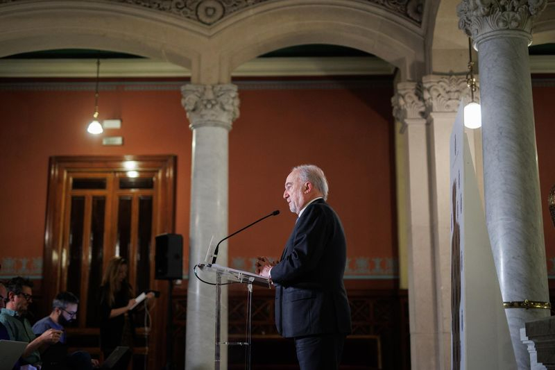 La RAE mantiene su modificación en la tilde solo