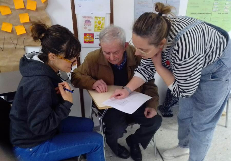 Cáritas desarrolla un encuentro intergeneracional con participantes en sus actividades