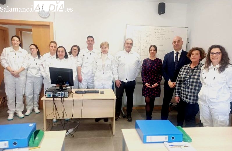 Visita del gerente territorial del Ecyl al taller de pintura en Castellanos de Moriscos