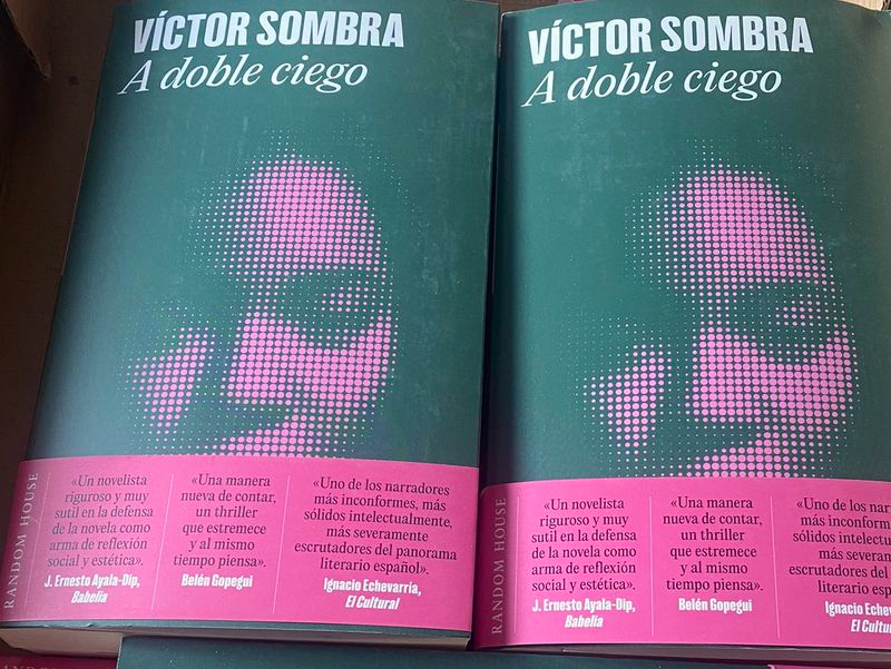 Víctor Sombra presenta este martes A doble ciego, una novela inteligente y apasionante sobre los crímenes del sistema