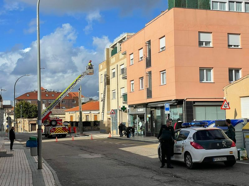 El viento provoca el desprendimiento de tejas en Villares de la Reina