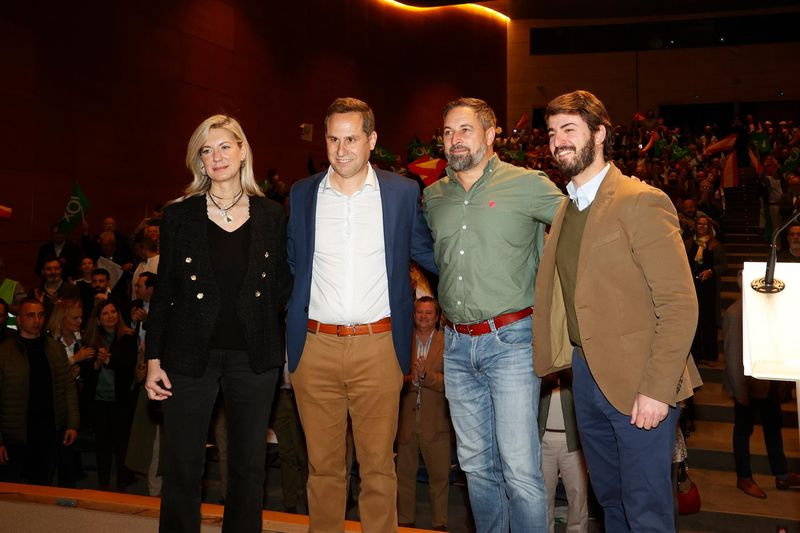 Abascal dice que le parece poco la peineta de Mañueco a una procuradora del PSOE