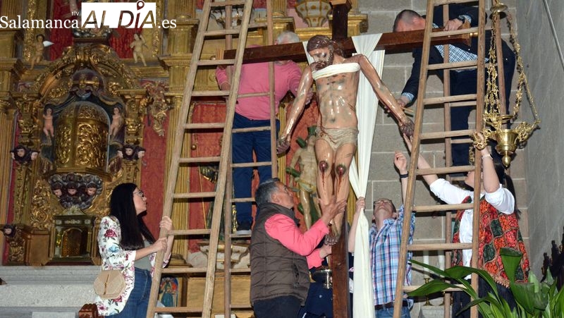 Lumbrales escenifica un año más el tradicional acto del Descendimiento de la Cruz