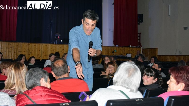 Larrodera triunfa en Lumbrales con un divertido espectáculo de humor surrealista