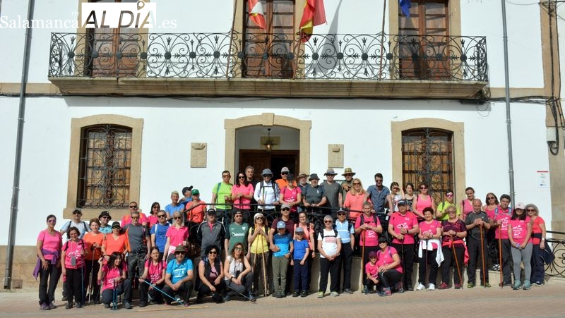 Los senderistas disfrutan de la naturaleza y el patrimonio en la ruta Por los molinos del Camaces