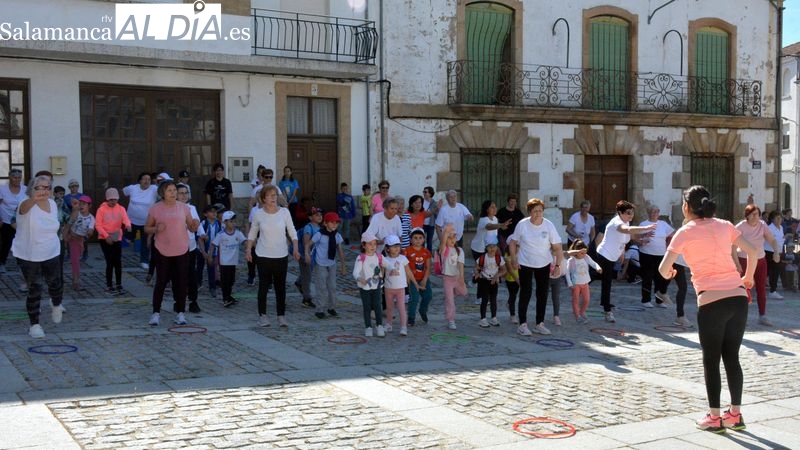 La Educación Física une a niños y mayores en la Plaza Mayor de Lumbrales