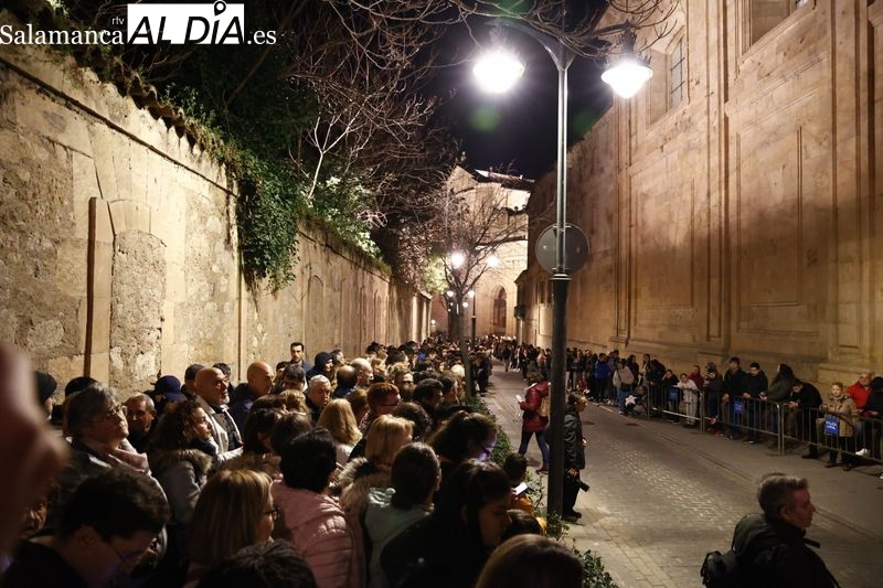Los fieles acompañan en silencio al Cristo de la Humildad