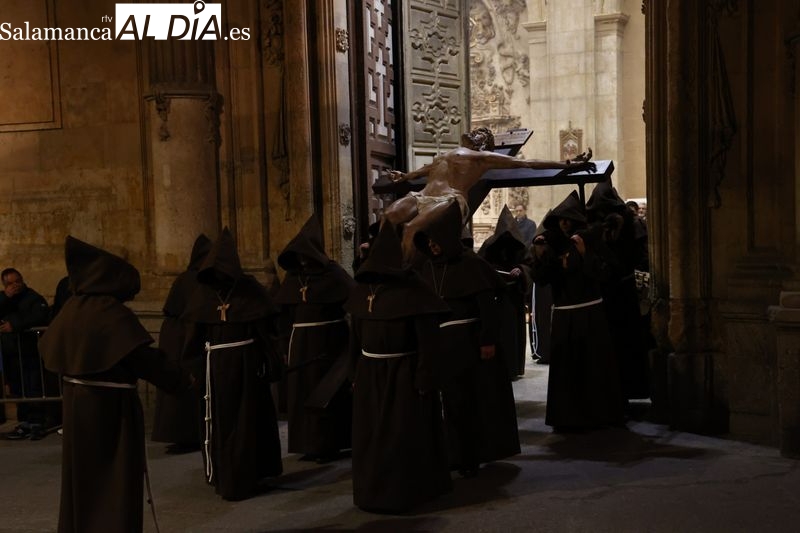 Absoluto silencio, austeridad y seriedad en la procesión de la Hermandad Franciscana 