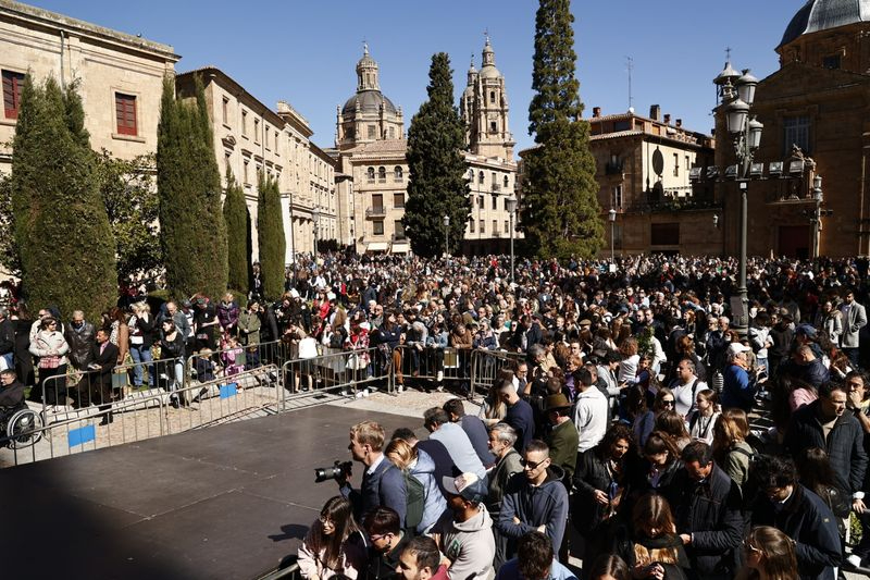 Salmantinos y turistas disfrutan con Jesús Amigo de los Niños