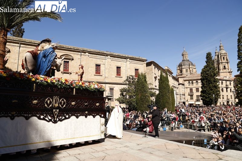 Una multitud recibe a La Borriquilla en Salamanca