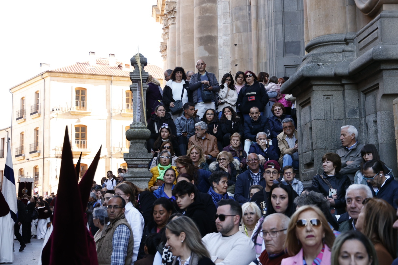 Numerosas personas admiran la procesión del Despojado y La Caridad