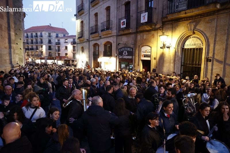 Salmantinos y turistas arropan a la Hermandad Universitaria