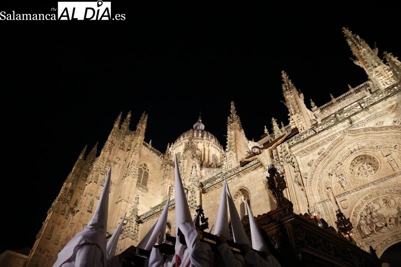 Solemne y conmovedora procesión del Cristo Yacente