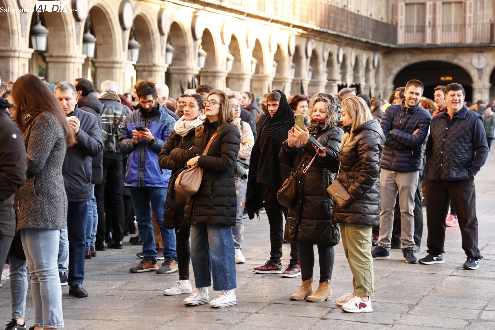 Cientos de personas arropan a la Hermandad Dominicana durante toda la madrugada