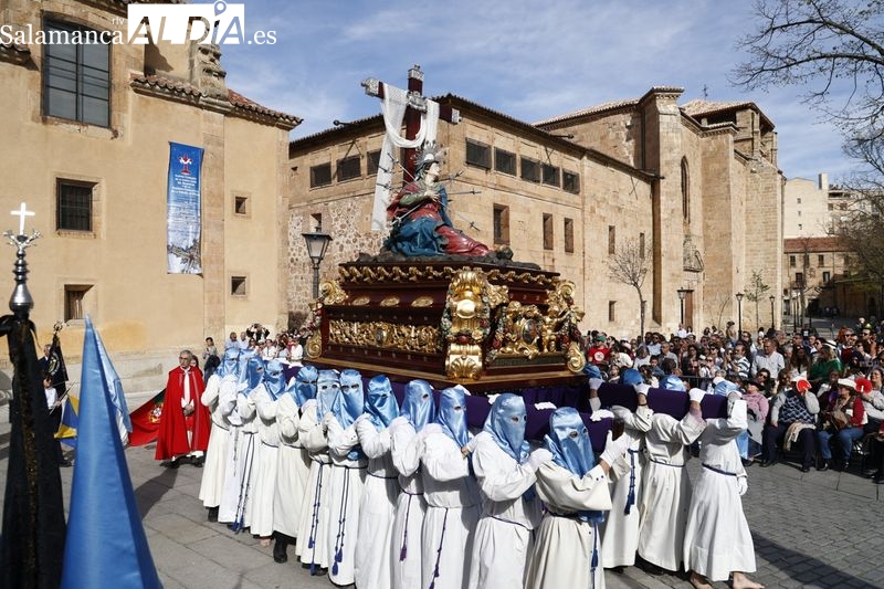 Expectación para ver la Procesión del Santo Entierro en un soleado Viernes Santo