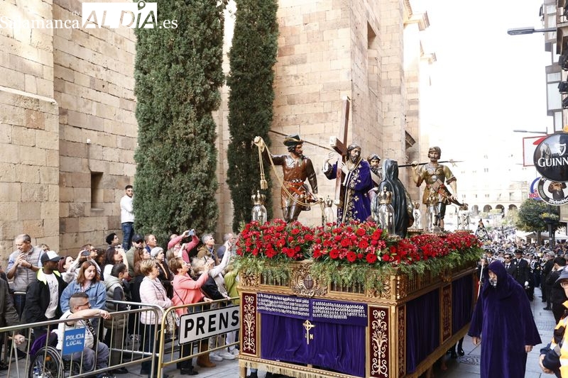 Jesús Nazareno inunda de color morado el centro de la ciudad