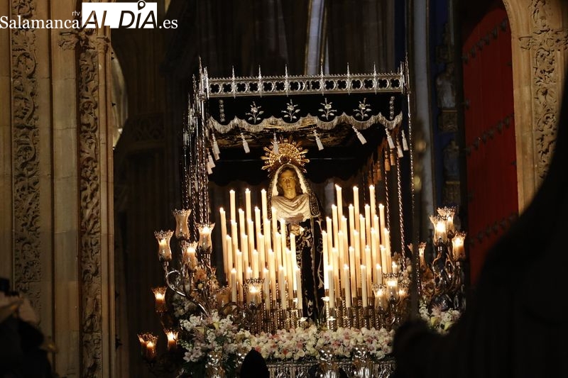 La elegancia de La Soledad y un respetuoso silencio para dar comienzo al Sábado Santo