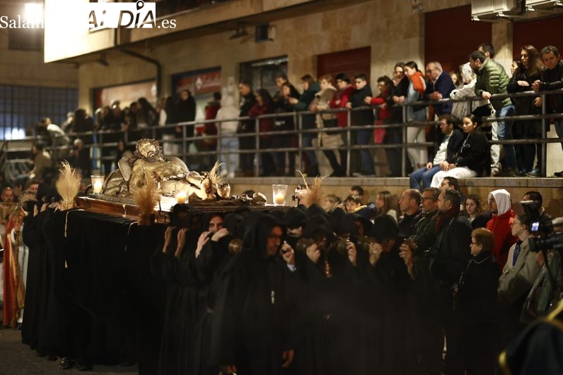 Respetuoso cortejo fúnebre al Santísimo Cristo de la Liberación por las calles salmantinas