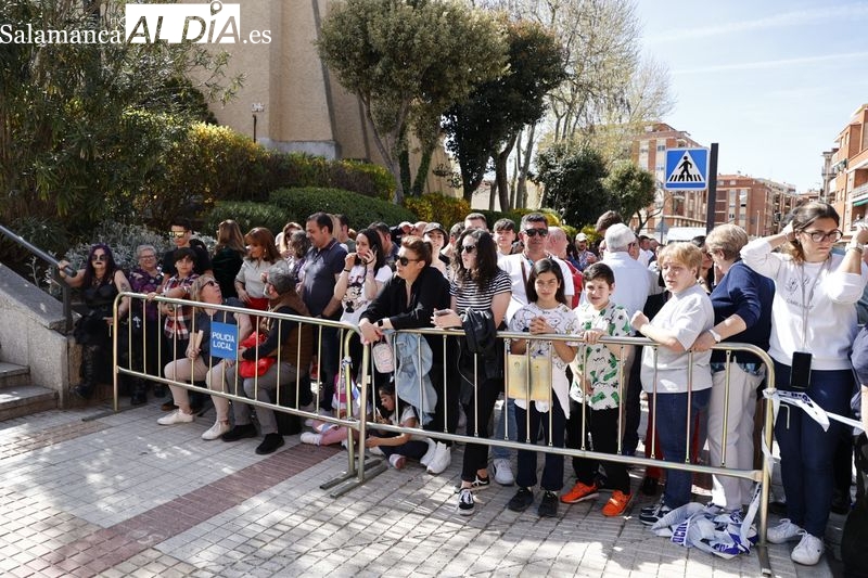 Cientos de personas arropan a la Hermandad del Silencio durante toda la procesión