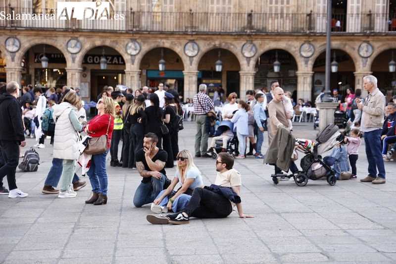 El buen tiempo y la Semana Santa llenan de ambiente el centro de la ciudad