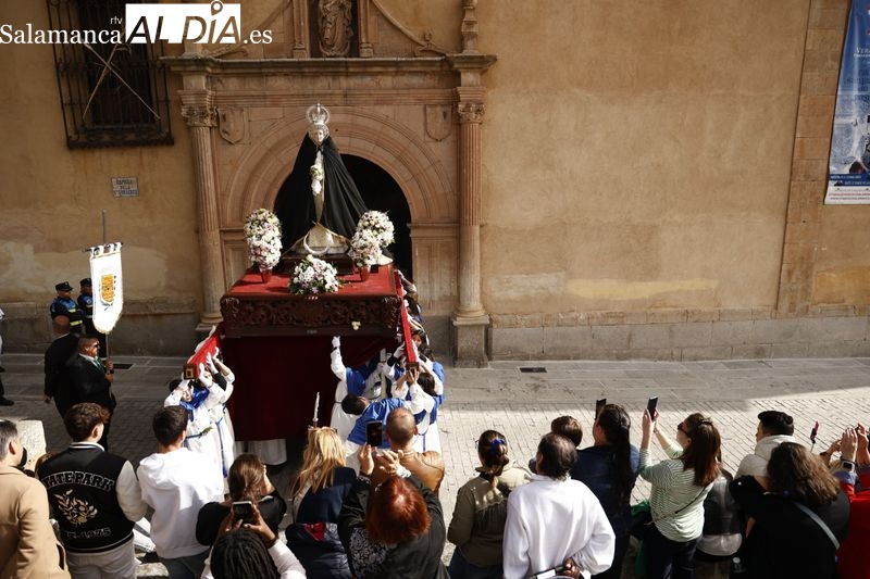 La Señora de la Alegría pisa las calles salmantinas para dar inicio al Domingo de Resurrección