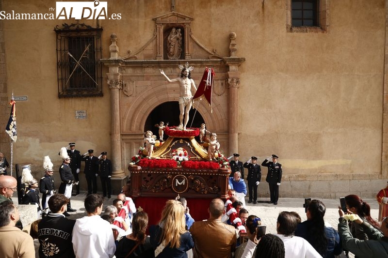  Jesús Resucitado es recibido por centenares de personas a la salida de la Iglesia de la Vera Cruz 