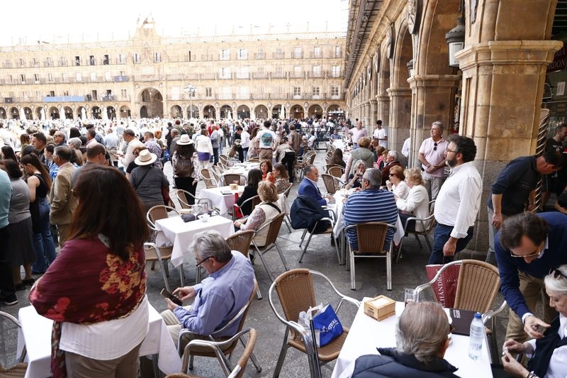 Buen tiempo y gran ambiente en el centro de Salamanca para despedir la Semana Santa