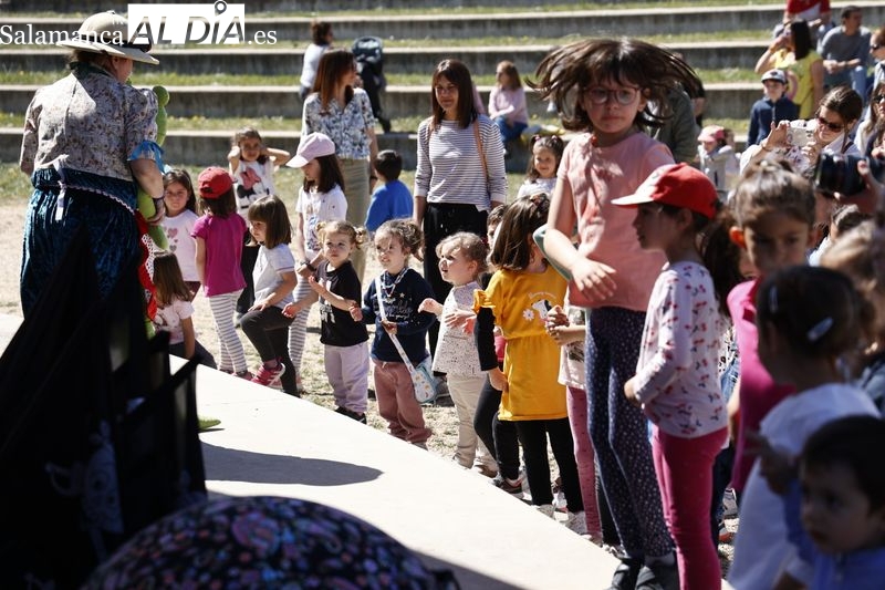 Los más pequeños disfrutan con los juegos y actuaciones del II Festival Lunes de Aguas